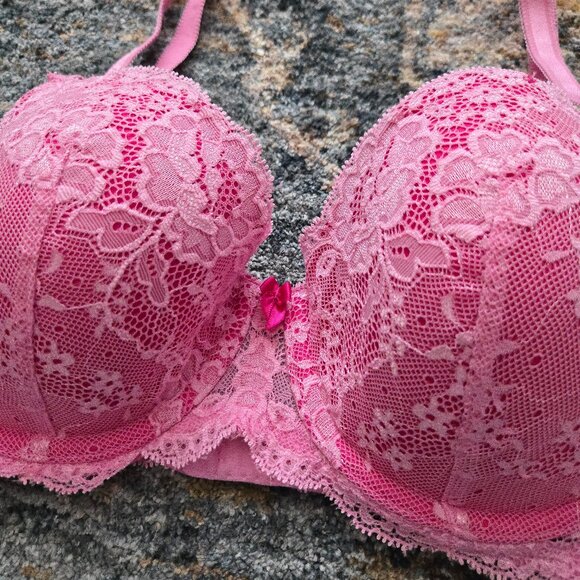 Victoria's Secret Lace T-Shirt Bra - Picture 2 of 6